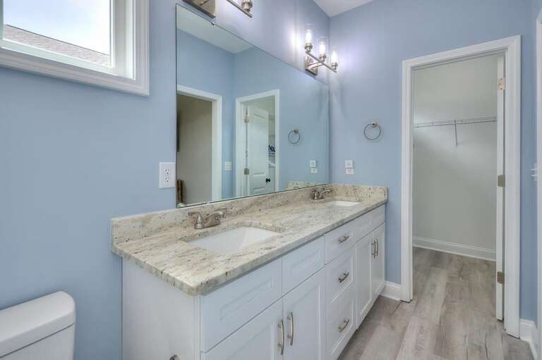 Full Bathroom with walk in shower
GW 4.1.23