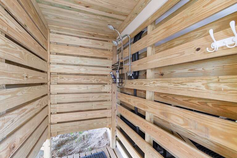 Outdoor shower
CS 8.11.23