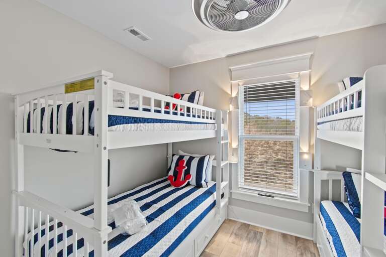 Bunk beds 2 twin/twin
CS 1.12.24
