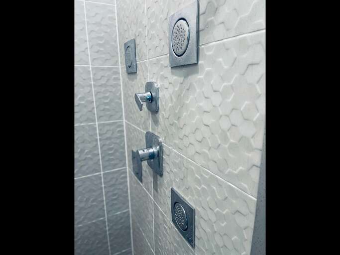 Full Bathroom with walk in shower
4.12.25