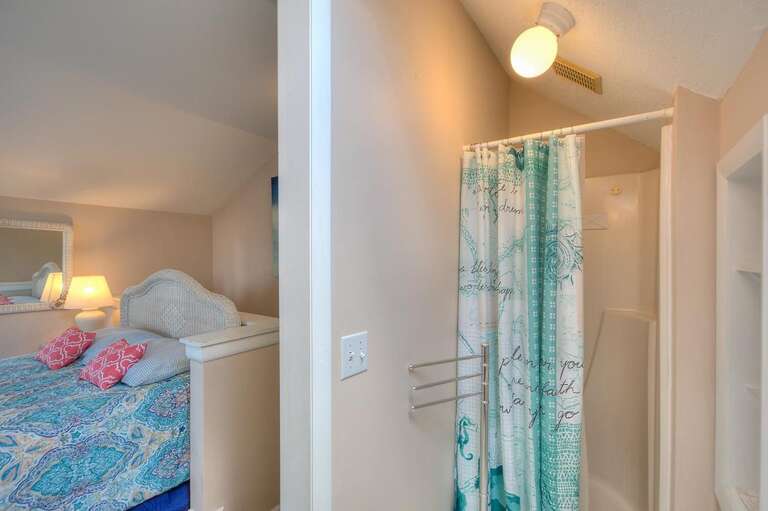 Full bathroom with shower/tub