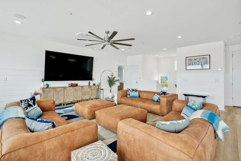 Living Room 
CG.6-6-25