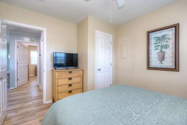 Queen Bedroom Tv and Closet
GW 5-20-25