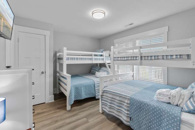 Bunk beds twin/full
CS 7-17-25