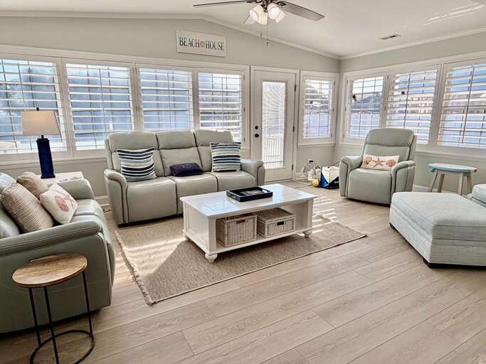 The Lazy Sea Pony 2/10 JR