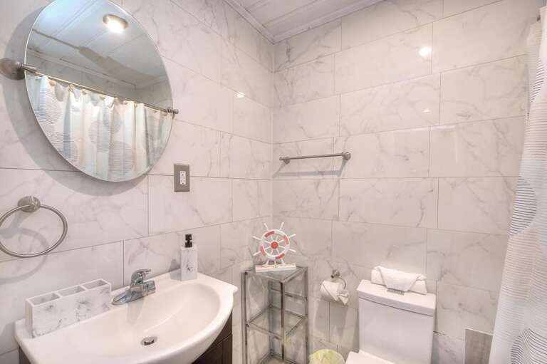 Full bathroom with shower/tub
GW 10.6.23