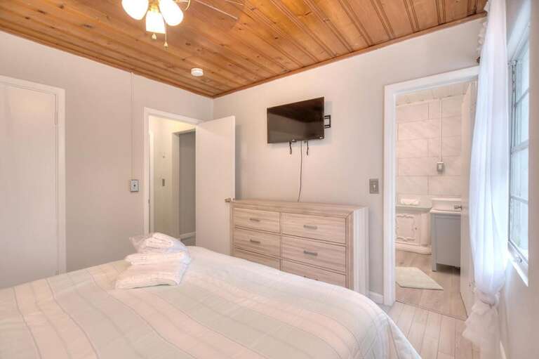 Queen Bedroom
GW 10.6.23