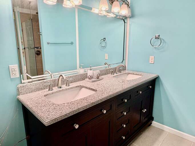 Queen bathroom
5.1.26 - JR