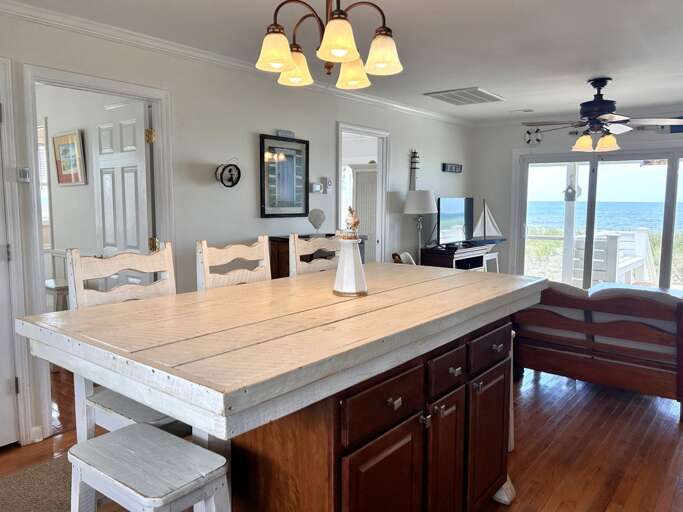 Breakfast Bar/Dining Table