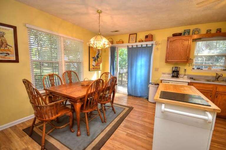 102 SE 37th St The Happy House-small-006-4-Dining AreaKitchen-666x442-72dpi