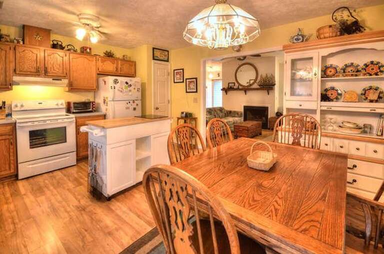 102 SE 37th St The Happy House-small-009-8-Dining AreaKitchen-666x442-72dpi