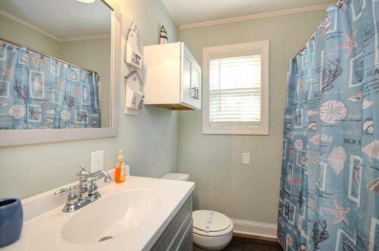 Reel Thrill 215 NE 55th St Oak-large-012-008-Bathroom-1500x995-72dpi