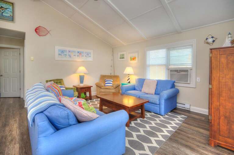 Reel Thrill 215 NE 55th St Oak-large-005-014-Living Room-1500x994-72dpi