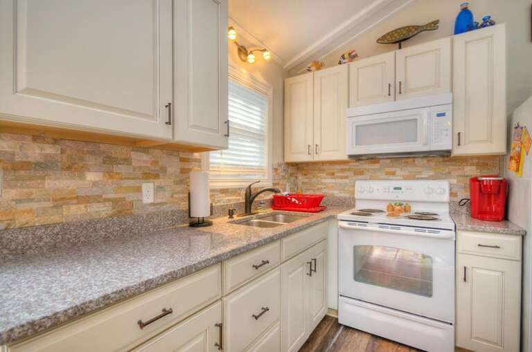 Reel Thrill 215 NE 55th St Oak-large-009-021-Kitchen-1500x995-72dpi