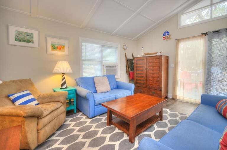 Reel Thrill 215 NE 55th St Oak-large-003-012-Living Room-1500x994-72dpi