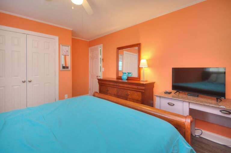 Reel Thrill 215 NE 55th St Oak-large-014-011-Bedroom 1-1500x994-72dpi