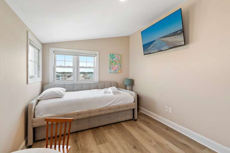 3rd floor kids room with day bed and trundle