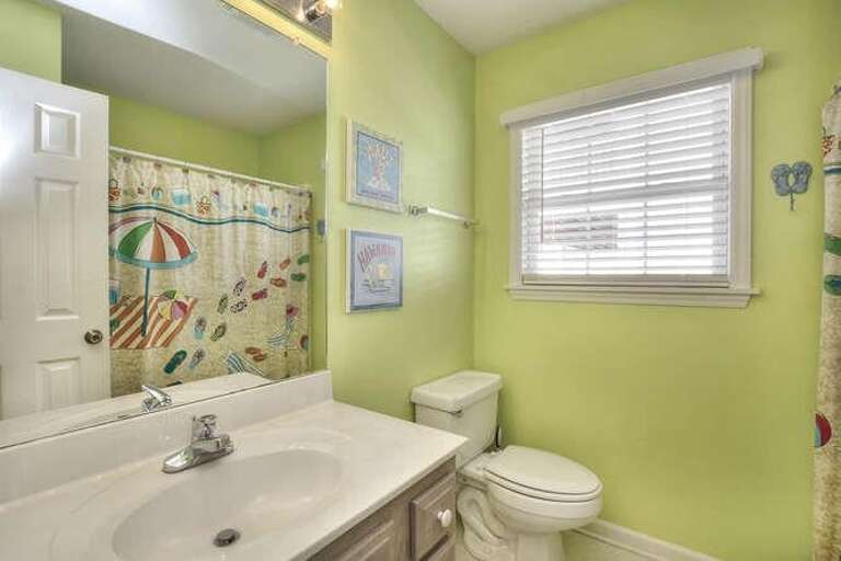 Full bathroom with shower/tub
