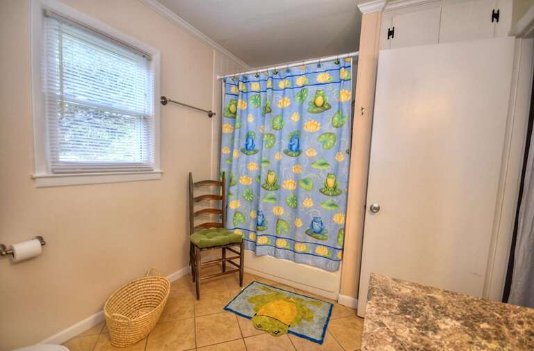 205 Norton St Pier View Oak-large-012-012-Hallway Bathroom-1500x986-72dpi