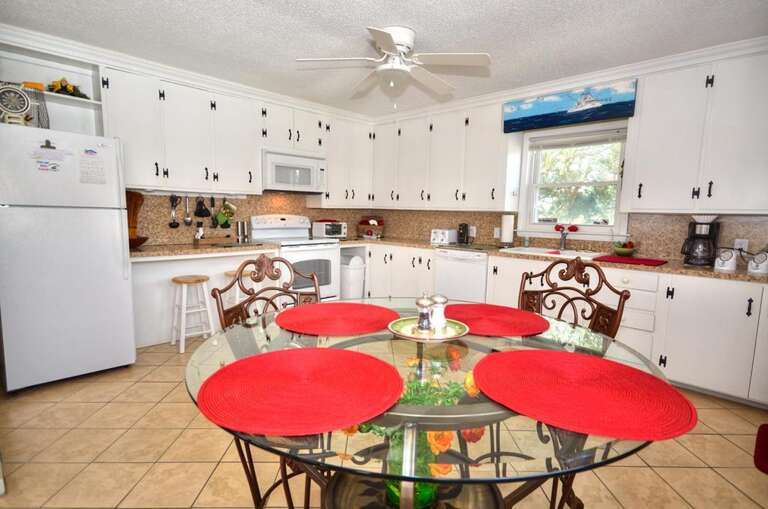 205 Norton St Pier View Oak-large-005-005-KitchenEating Area-1500x993-72dpi