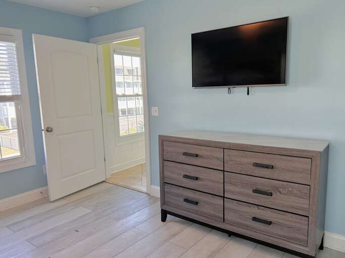 Bunkbed Room Dresser and TV
JR 12/12/24