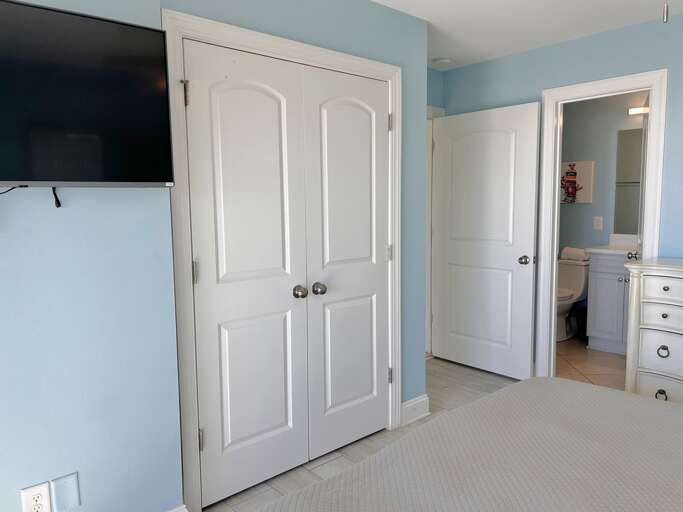 King Bedroom TV, Closet & Bathroom
JR 12/12/24