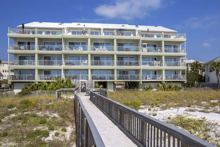 20-Commodores-Retreat-Ext