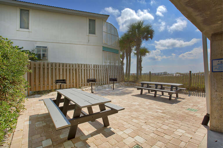 20-Commodores-Retreat-Grills