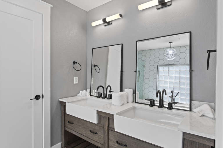 08-Sable-Pointe-West-101-Primary-Bathroom