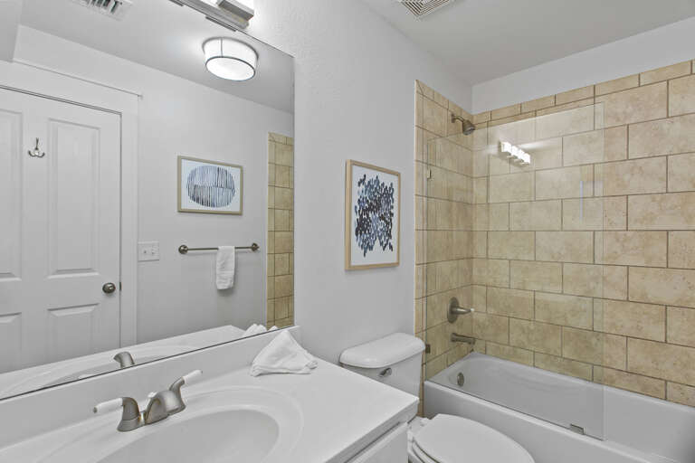 11-Sable-Pointe-West-101-Guest-Bathroom