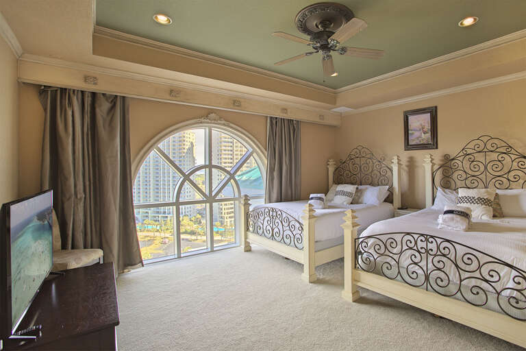 21-Majestic-Sun-Penthouse-1200-Bedroom-4