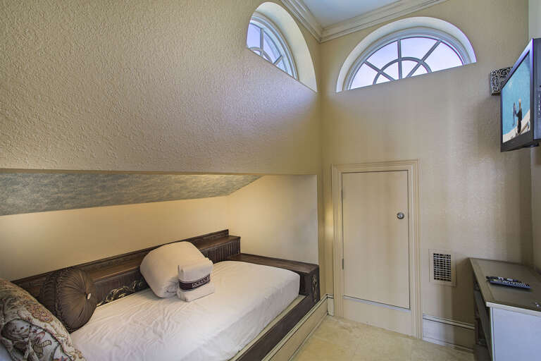 21-Majestic-Sun-Penthouse-1200-Day-Bed