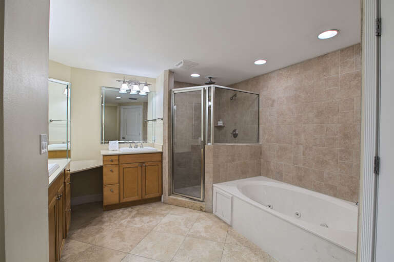 18-Majestic-Sun-1202B-Master-Bath