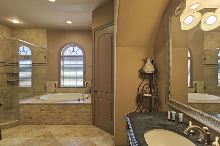 21-Emerald-Palazzo-Master-Bath