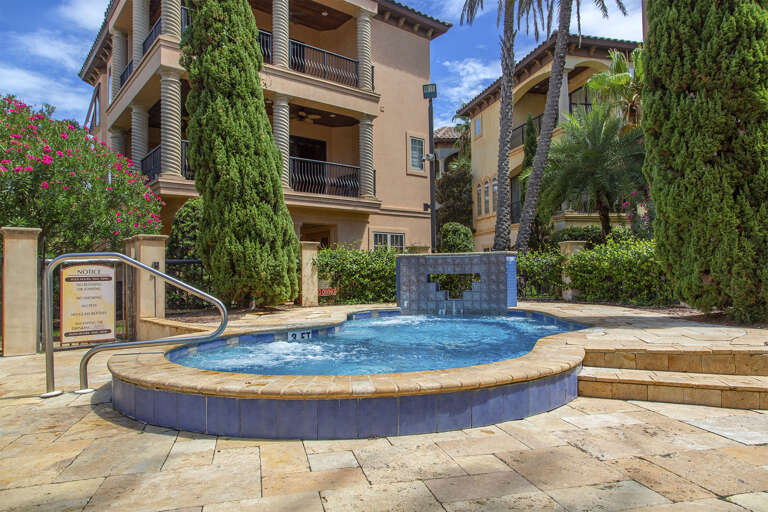19-St-Tropez-Hot-Tub