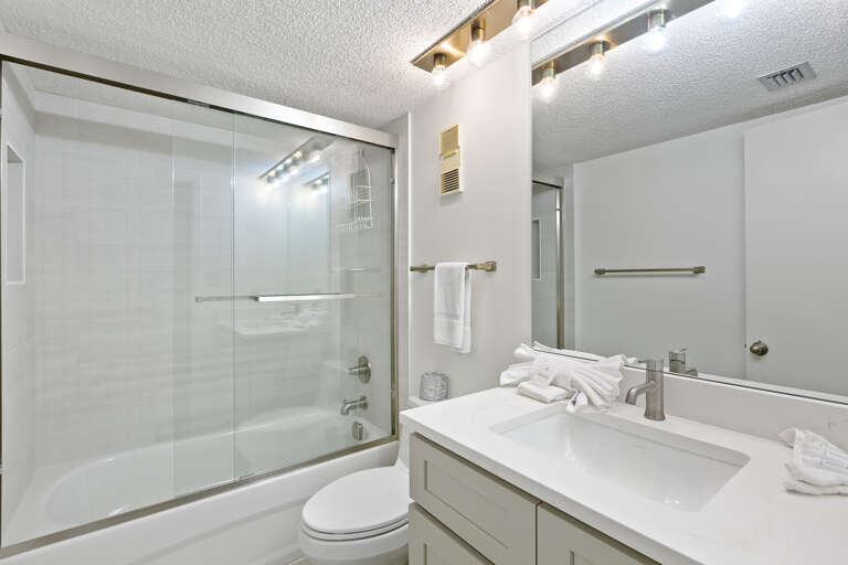 23-Edgewater-204-Bathroom