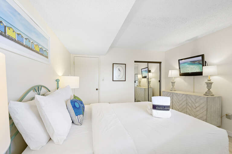 23-Edgewater-204-Bedroom-2