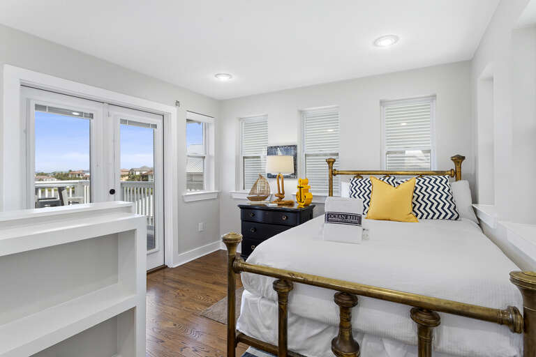 23-Destin2bHere-Loft-Bedroom-Alt