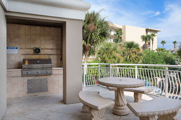 22-Grandview-Grill-Patio