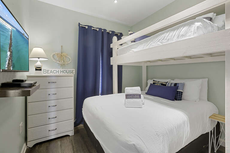 23-Majestic-Sun-302B-Guest-Bedroom