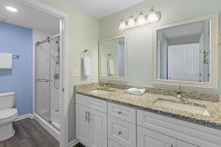 23-Majestic-Sun-302B-Primary-Bathroom