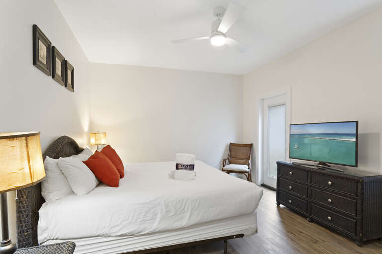 22-Sea-The-Sun-Bedroom-5