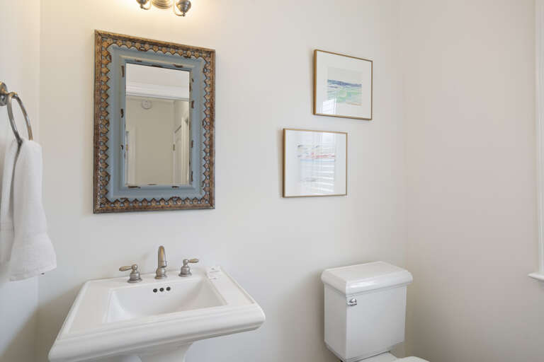 22-Sea-The-Sun-Powder-Room