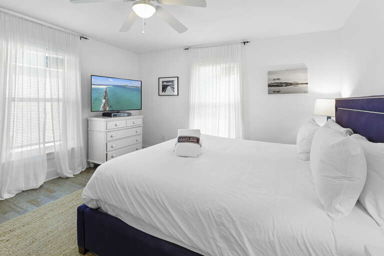 23-Laid-Back-Primary-Bedroom