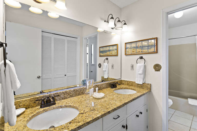 08-Lazy-Days-Primary-Bathroom