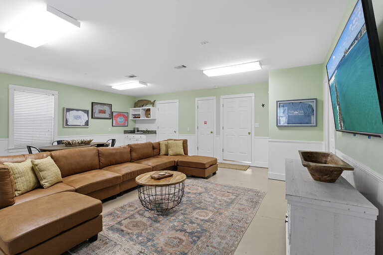 24-Peek-A-View-Bonus-Den-Alt