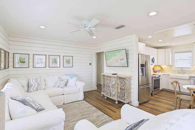Off The Hook Guest House Living Room