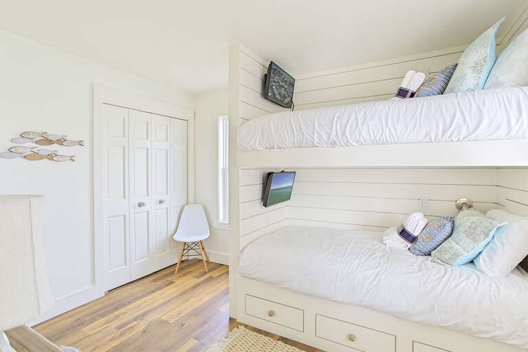 Off The Hook Guest House Bunks