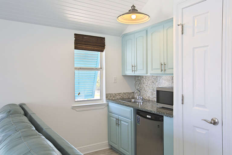 20-Anchor-Pointe-Guest-Kitchenette