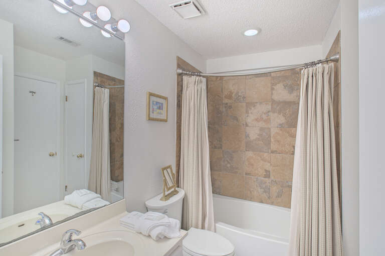 20-Sea-Haunts-3C-Bathroom-2